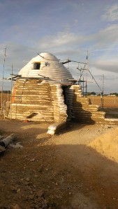 Domo de superadobe y arcoiris de bienvenida...