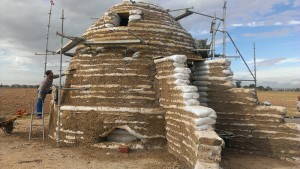 Tapando huecos en superadobe